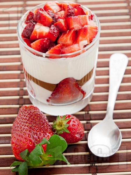 Домашен крем за десерт с шоколад, ягоди, кондензирано мляко и течна сметана в чаши - снимка на рецептата